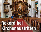 Innenraum einer Kirche mit Blick auf den Altar