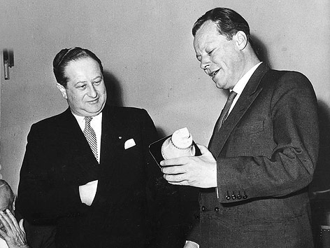 © picturedesk.com /Ullstein Bild/Berlin-Bild Damaliger Bürgermeister von Berlin Willy Brandt mit damaligem österreichischen Staatssekretär Bruno Kreisky 1966