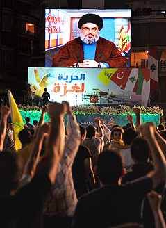 Anhänger von Hassan Nasrallah verfolgen auf einem Bildschirm eine Rede des Hisbolla-Führers.