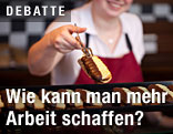 Verkäuferin bietet Ware in Bäckerei an