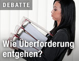 Frau trägt viele Ordner