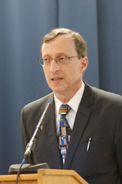 © ORF.at/Günter Hack Univ. Prof. Norbert Bachleitner, Literaturwissenschaftler an der Universität Wien bei der Begrüßung von Robert Darnton