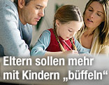 Eltern machen Hausaufgaben mit Tochter