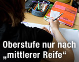 Schreibende Schülerin