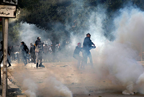© AP/Christophe Ena Demonstranten werden Steine gegen die Polizei