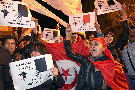 © AP/Claude Paris Demonstranten mit Schildern "Ben Ali Out"