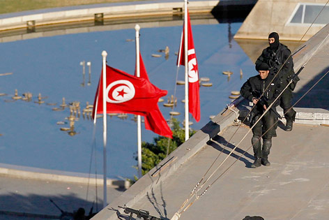 © AP/Christophe Ena Soldaten auf Dach in der Innenstadt