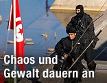 Soldaten auf Dach in der Innenstadt