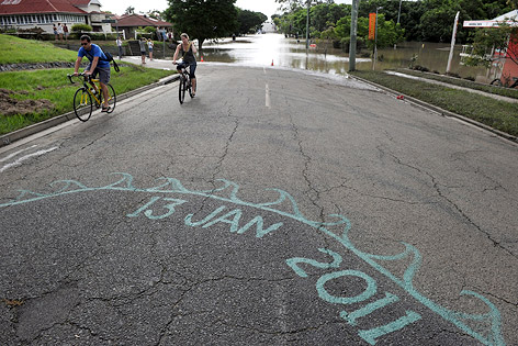 © APA/EPA/AAP/Dave Hunt Markierung des Pegel-Höchststandes auf einer Straße