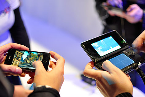 © ORF.at/Nadja Igler Nintendos 3DS und iPhone 4 im Vergleich