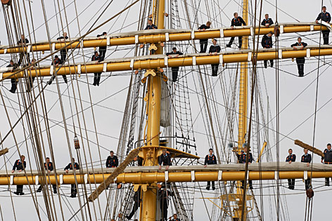 © AP/Axel Heimken Matrosen hissen die Segel des Schulschiffs Gorch Fock
