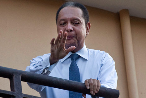 © AP/Ramon Espinosa Ex-Diktator Jean-Claude Duvalier winkt von einem Balkon