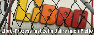 Libro Logo hinter einem Zaun