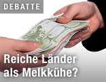 Übergabe von Euroscheinen