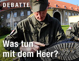 Soldat putzt seine Schuhe