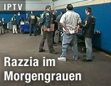 die Daten von mutmaßlichen Mafiosi werden in einer Turnhalle aufgenommen
