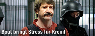 Der mutmaßliche russische Waffenhändler Viktor Bout wird abgeführt.