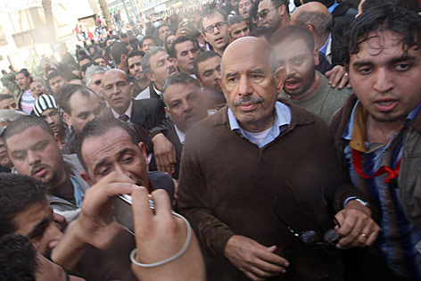 © APA/EPA/Khaled el Fiqi Mohamed ElBaradei zwischen Demonstranten nach dem Beschuss mit Wasserwerfern