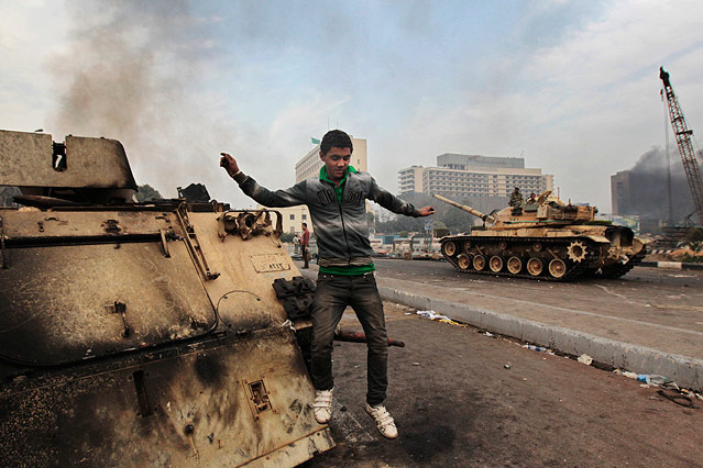© AP/Lefteris Pitarakis Ausgebrannte Fahrzeuge in Kairo