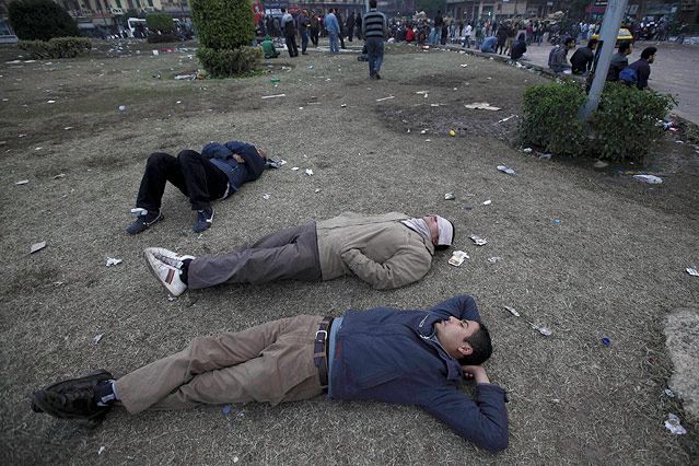 © AP/Tara Todras-Whitehill Menschen schlafen auf der Straße in Kairo.