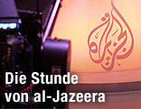 Logo von al-Jazeera im Fernsehstudio