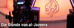 Logo von al-Jazeera im Fernsehstudio