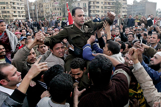 © APA/EPA/LUSA/Manuel de Almeida Armeeoffizier in Kairo auf den Schultern Demonstrierender