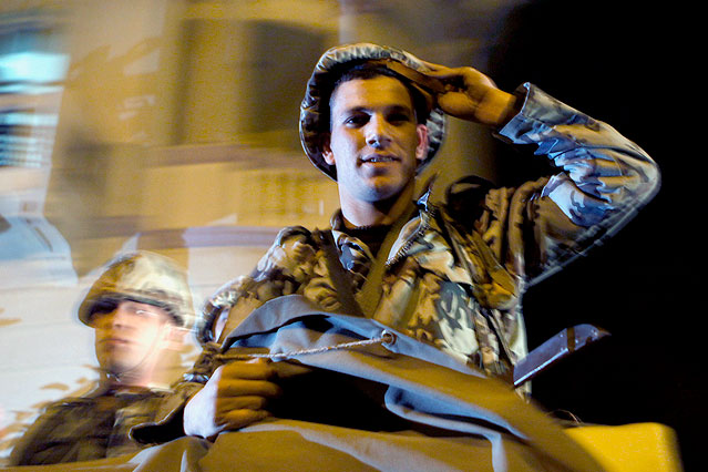 © Reuters/Amr Abdallah Dalsh Soldat grüßt Demonstranten