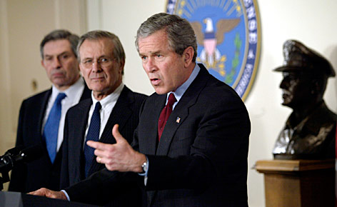 © Reuters Ex-US-Präsident George W. Bush mit Ex-Verteidigungsminister Donald Rumsfeld und dessen Vize Paul Wolfowitz im März 2003