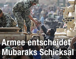 Soldat reicht Protestierenden die Hand