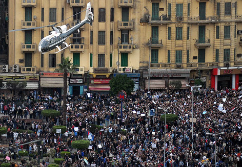 © APA/EPA/Hannibal Hanschke Helikopter fliegt über Demonstranten