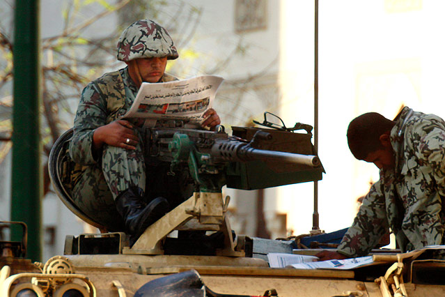© AP/Amr Nabil Ägyptische Soldaten lesen auf einem Militärfahrzeug Zeitung.