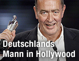 Bernd Eichinger hält bei der Verleihung des Deutschen Filmpreises in Berlin seine "Lola"-Trophäe.