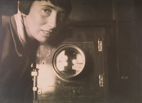 © Courtesy Fritsch Antiquariat, Wien Trude Fleischmann im Atelier, Wien 1929