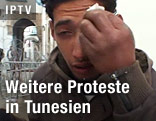 Demonstrant wischt sich Tr&auml;nen ab
