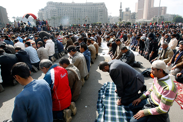 © Reuters/Amr Dalsh Demonstranten beten am Tahrir Platz