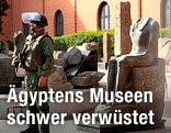 Soldat bewacht Museum und Statuen