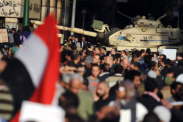 © APA/EPA/Hannibal Hanschke Ein Panzer steht inmitten der protestierenden Menschenmenge
