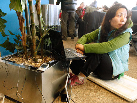 © AP/Victoria Hazou Touristin mit Laptop am Flughafen in Kairo