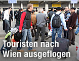 Touristen am Flughafen in Kairo