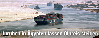 Containerschiffe im Sueskanal