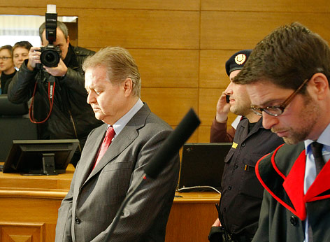 © APA/Gert Eggenberger Der angeklagte frühere AvW-Chef Wolfgang Auer-Welsbach und Staatsanwalt Christof Pollak