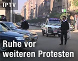 Polizisten stehen auf Kreuzung