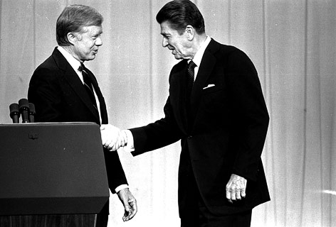 © AP Ehemaliger US-Präsident Ronald Reagan und Jimmy Carter geben sich die Hand