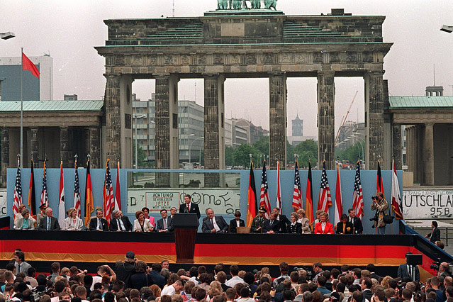 © AP/Roberto Pfeil Ehemaliger US-Präsident Ronald Reagan hält eine Rede vor dem Brandenburger Tor
