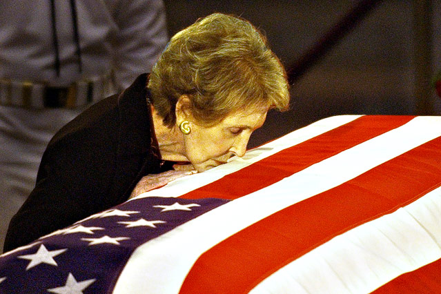 © AP/Elise Amendola Nancy Reagan, Frau des ehemaligen US-Präsidenten Ronald Reagan, trauert an dessen Sarg