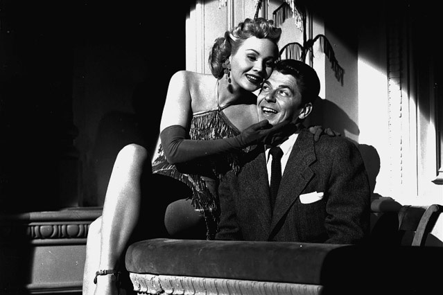 © AP Schauspieler Ronald Reagan mit Virginia Mayo im 1952 gedrehten Film "She's Working Her Way Through College."