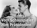 Schauspieler Ronald Reagan umarmt Virginia Mayo in einer Szene der 1949 gedrehten Comedy "The Girl From Jones Beach"