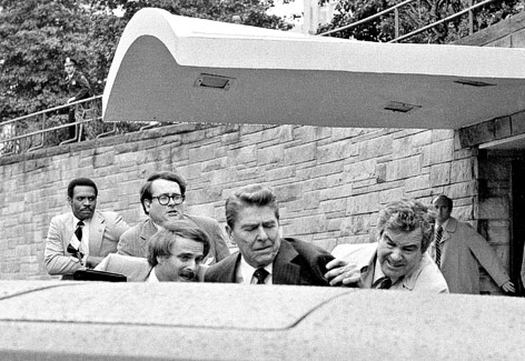 © AP/Ron Edmonds Ehemaliger US-Präsident Ronald Reagan wird bei einem Attentat verletzt
