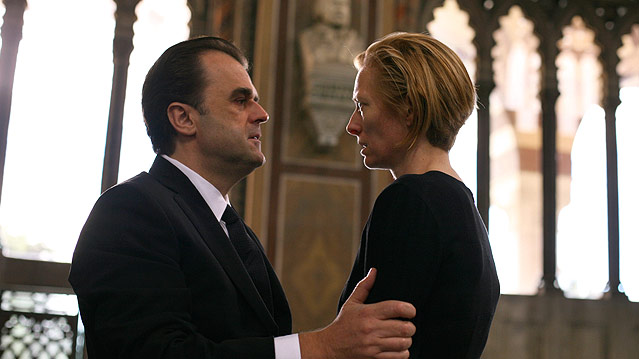 Schauspieler Pippo Delbono hält Tilda Swinton an den Armen.